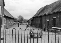 841044 Gezicht op het erf van de boerderij Provincialeweg 57 te Schalkwijk (gemeente Houten).